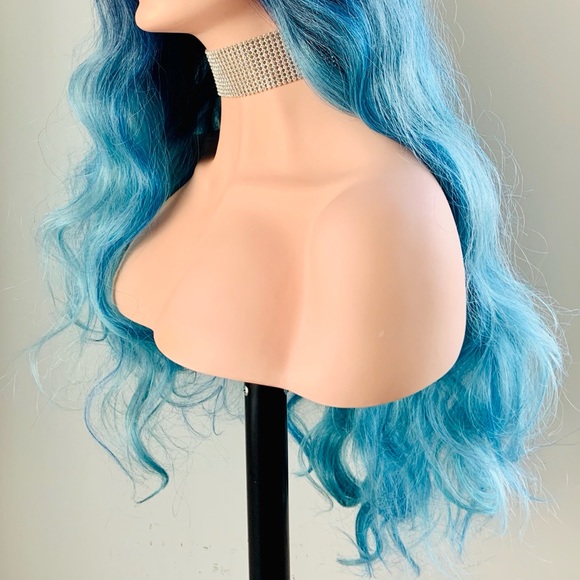 A Very Pretty 28” Blue Lace Front Synthetic Wig - Picture 7 of 11